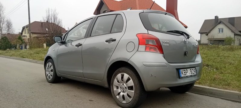 Toyota Yaris 2011 full