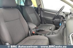 Volkswagen Golf 1.6 TDI Variant 2011 full