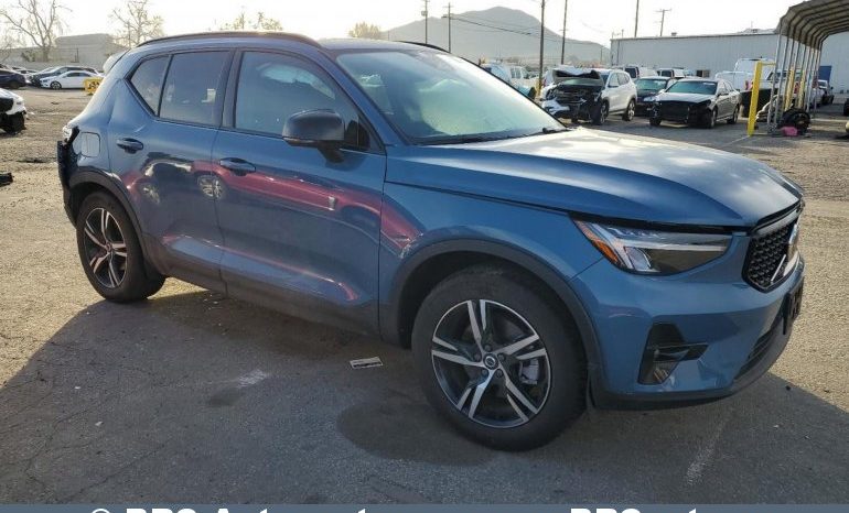 Volvo XC 40 2.0 B5 Plus Dark Theme 2023 full