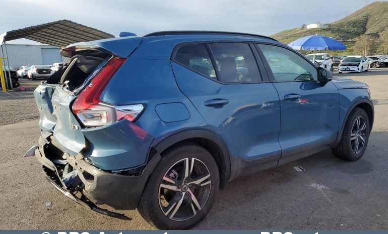 Volvo XC 40 2.0 B5 Plus Dark Theme 2023 full