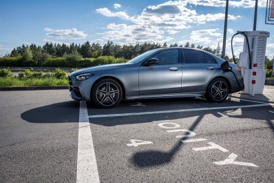 Iš tinklo įkraunamas hibridinis C klasės Mercedes-Benz (Gamintojo nuotr.)