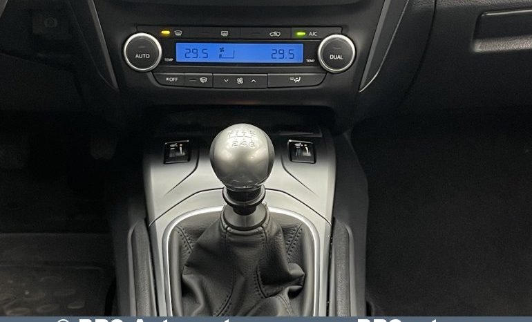 Toyota Avensis 2.0 D-4D Wagon 2015 full