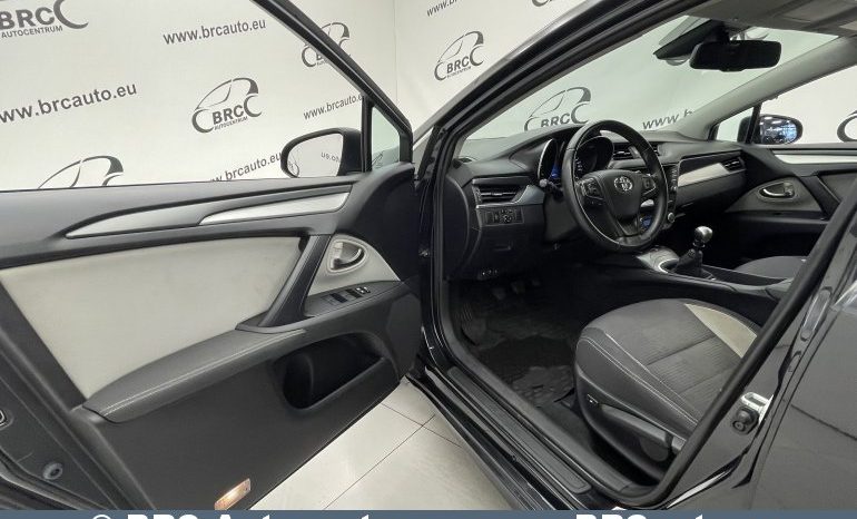 Toyota Avensis 2.0 D-4D Wagon 2015 full