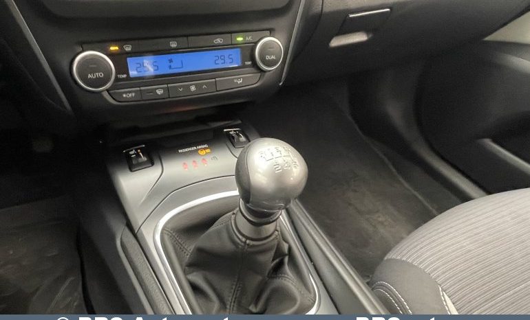 Toyota Avensis 2.0 D-4D Wagon 2015 full
