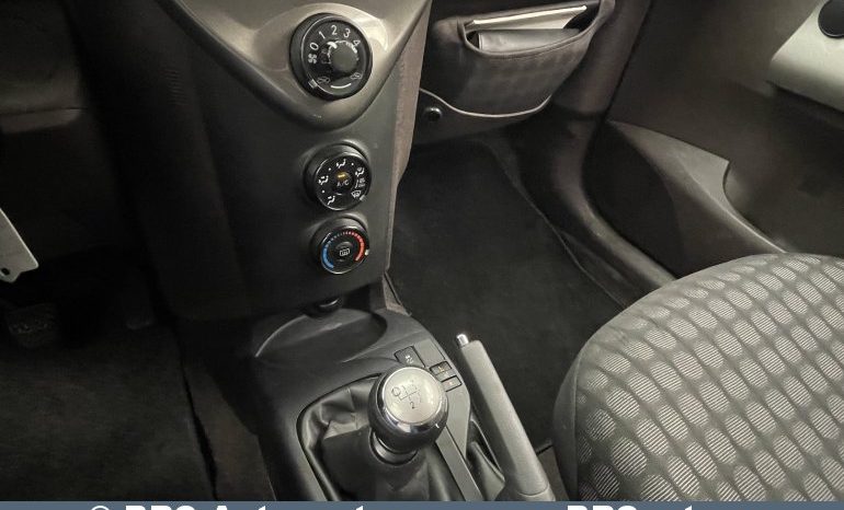 Toyota IQ 1.4 D4D 2009 full