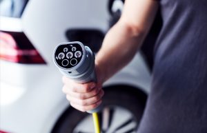 Elektromobilio įkrovimo laidas (Shutterstock nuotr.)