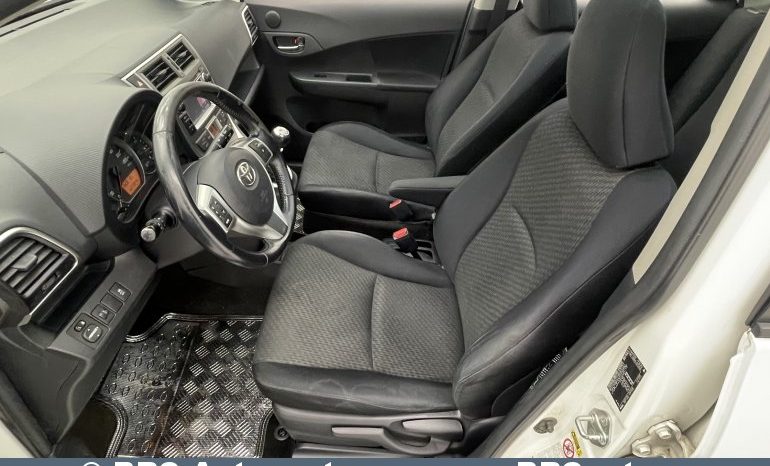 Toyota Verso-S 1.3i 2012 full