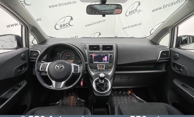 Toyota Verso-S 1.3i 2012 full