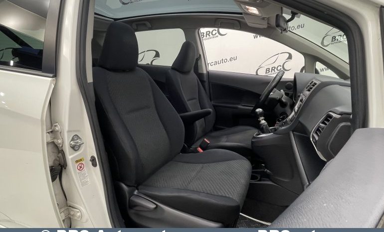 Toyota Verso-S 1.3i 2012 full