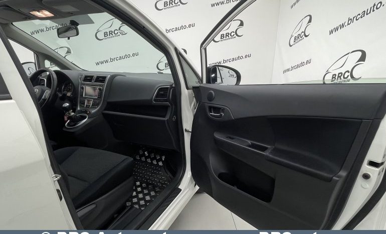 Toyota Verso-S 1.3i 2012 full