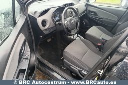 Toyota Yaris Hybrid 5d Hatchback 1.5 HSD Act 2017 full