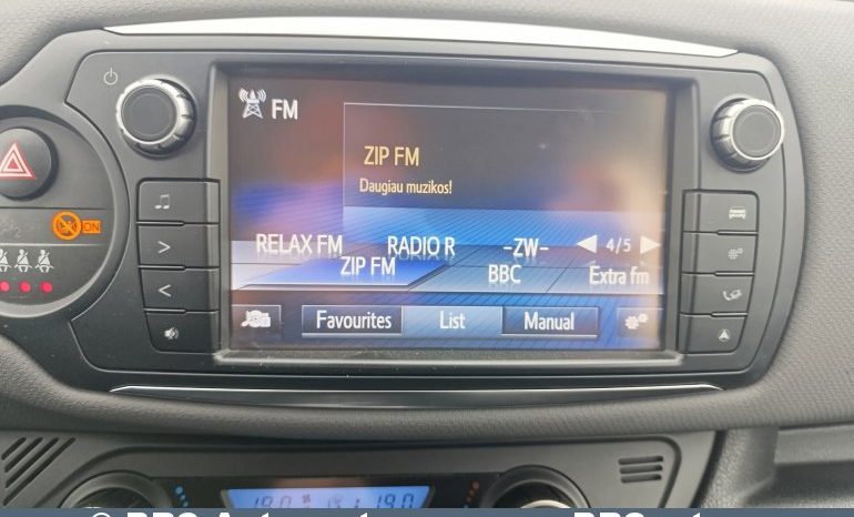Toyota Yaris Hybrid 5d Hatchback 1.5 HSD Act 2017 full