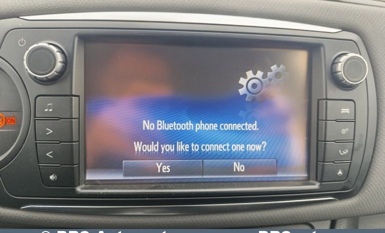 Toyota Yaris Hybrid 5d Hatchback 1.5 HSD Act 2017 full