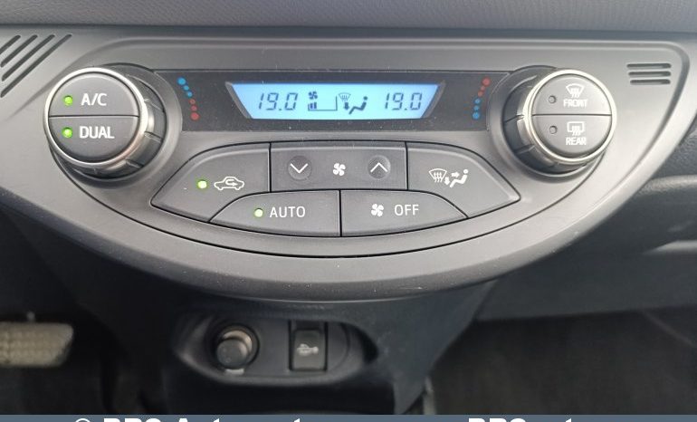 Toyota Yaris Hybrid 5d Hatchback 1.5 HSD Act 2017 full