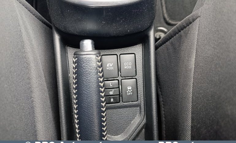 Toyota Yaris Hybrid 5d Hatchback 1.5 HSD Act 2017 full