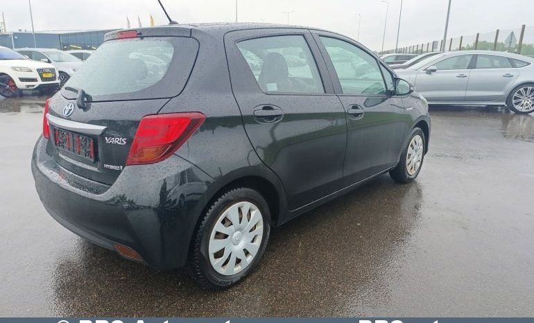 Toyota Yaris Hybrid 5d Hatchback 1.5 HSD Act 2017 full