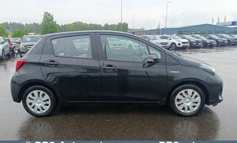 Toyota Yaris Hybrid 5d Hatchback 1.5 HSD Act 2017 full