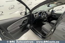Toyota Yaris Hybrid 5d Hatchback 1.5 HSD Act 2017 full