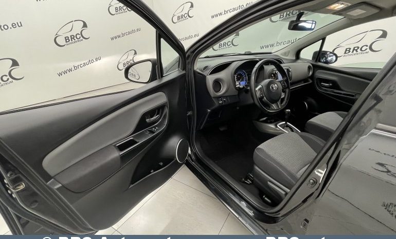 Toyota Yaris Hybrid 5d Hatchback 1.5 HSD Act 2017 full