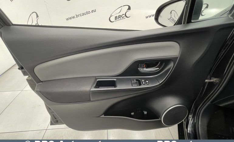 Toyota Yaris Hybrid 5d Hatchback 1.5 HSD Act 2017 full
