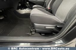 Toyota Yaris Hybrid 5d Hatchback 1.5 HSD Act 2017 full