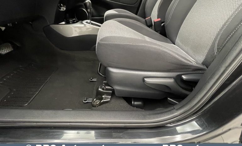 Toyota Yaris Hybrid 5d Hatchback 1.5 HSD Act 2017 full