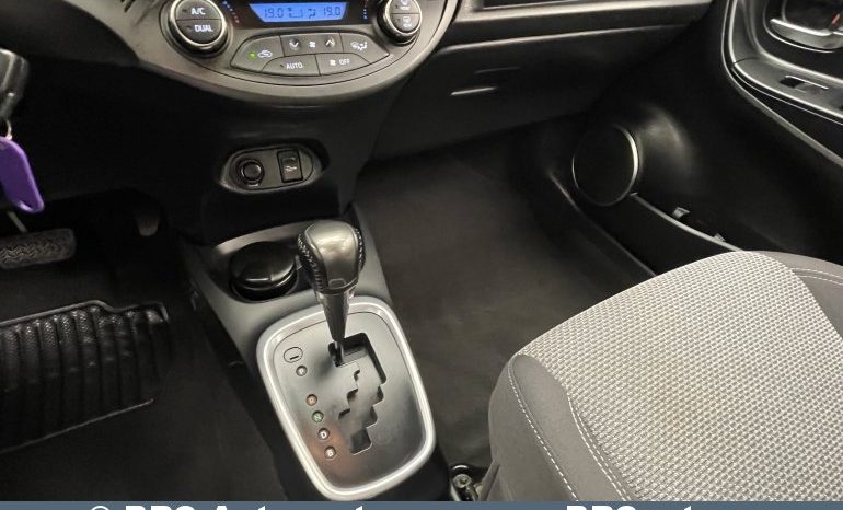 Toyota Yaris Hybrid 5d Hatchback 1.5 HSD Act 2017 full