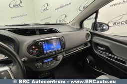 Toyota Yaris Hybrid 5d Hatchback 1.5 HSD Act 2017 full