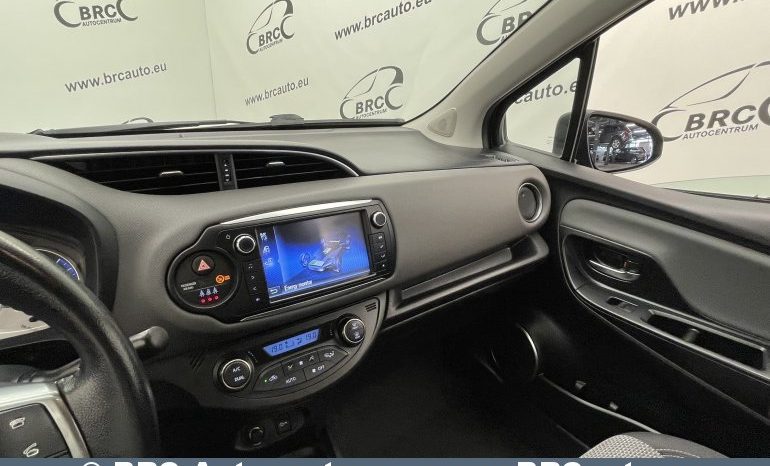 Toyota Yaris Hybrid 5d Hatchback 1.5 HSD Act 2017 full