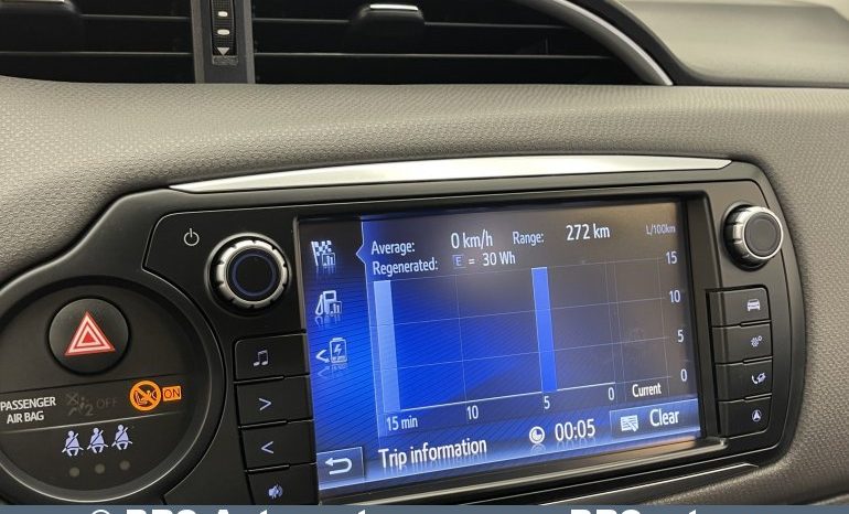 Toyota Yaris Hybrid 5d Hatchback 1.5 HSD Act 2017 full