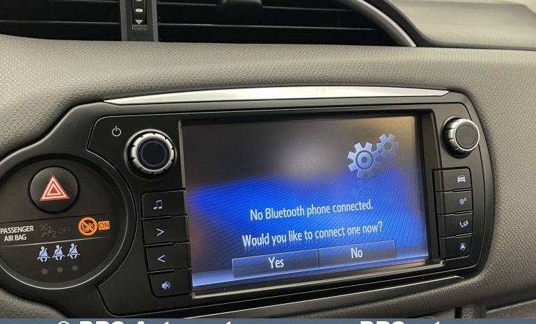 Toyota Yaris Hybrid 5d Hatchback 1.5 HSD Act 2017 full