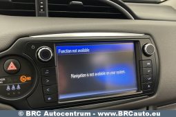 Toyota Yaris Hybrid 5d Hatchback 1.5 HSD Act 2017 full