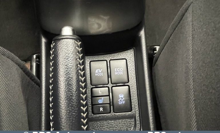 Toyota Yaris Hybrid 5d Hatchback 1.5 HSD Act 2017 full