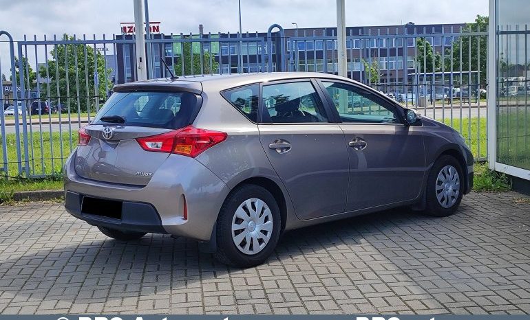 Toyota Auris 1.4 D-4D 2015 full