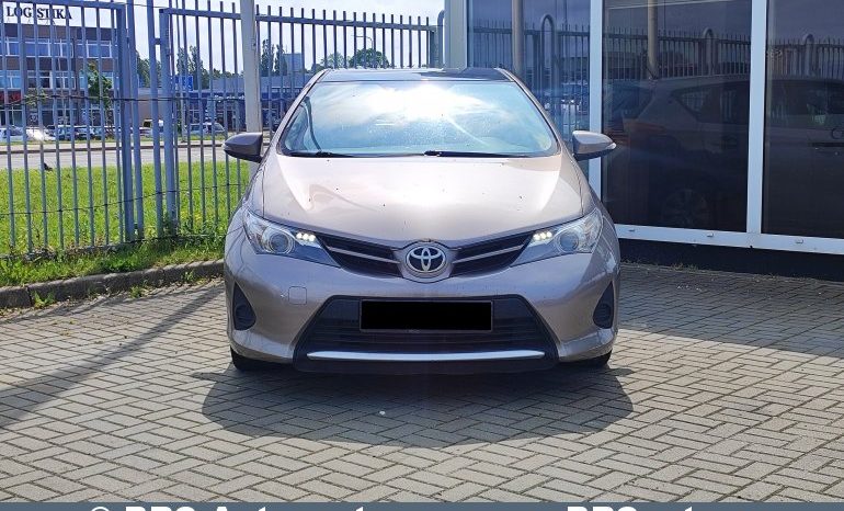 Toyota Auris 1.4 D-4D 2015 full
