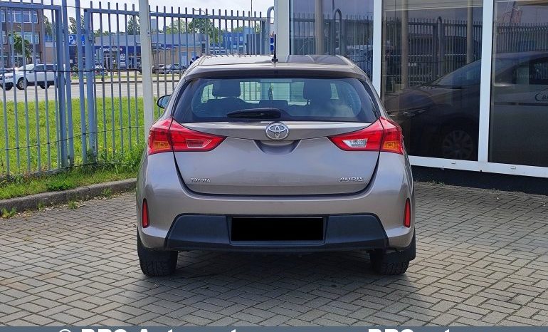 Toyota Auris 1.4 D-4D 2015 full