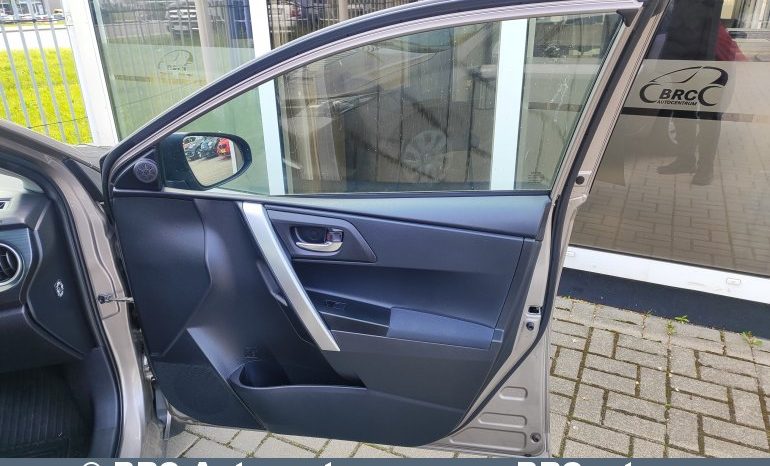 Toyota Auris 1.4 D-4D 2015 full