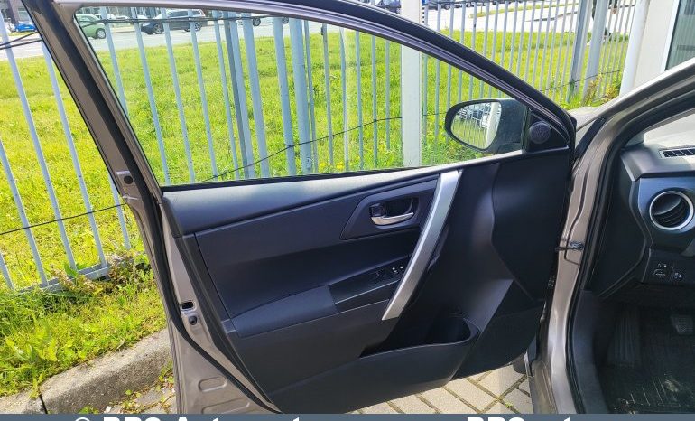 Toyota Auris 1.4 D-4D 2015 full