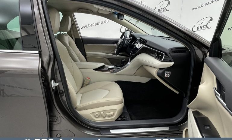 Toyota Camry Sedan 2.5 Hybrid Executive e-CVT 2020 full