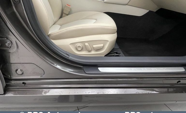 Toyota Camry Sedan 2.5 Hybrid Executive e-CVT 2020 full