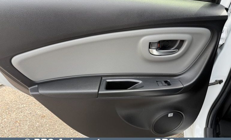Toyota Yaris 1.5 Hybrid e-CVT Automatas 2017 full