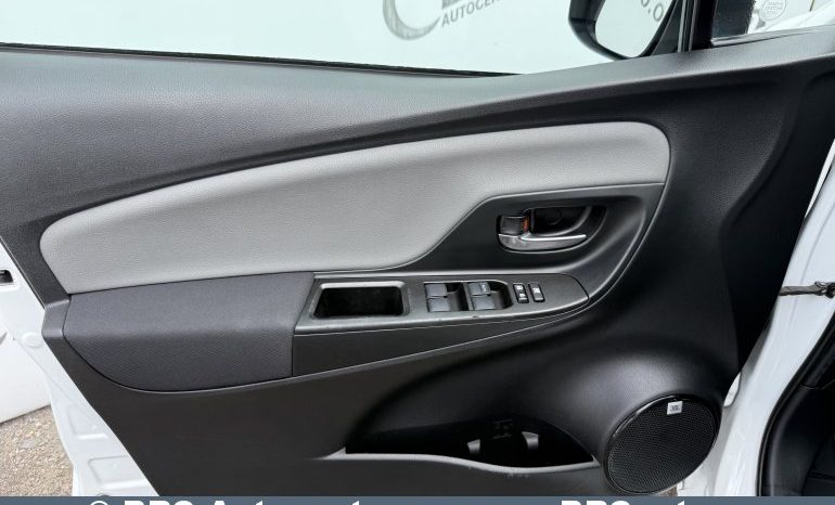 Toyota Yaris 1.5 Hybrid e-CVT Automatas 2017 full