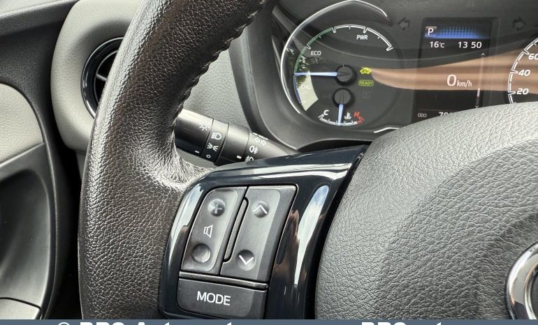 Toyota Yaris 1.5 Hybrid e-CVT Automatas 2017 full