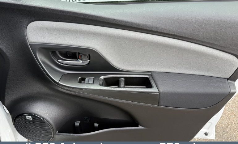 Toyota Yaris 1.5 Hybrid e-CVT Automatas 2017 full