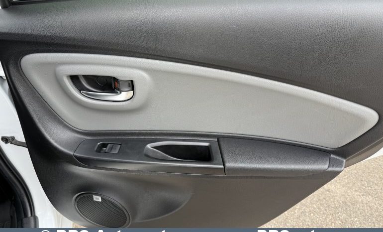 Toyota Yaris 1.5 Hybrid e-CVT Automatas 2017 full