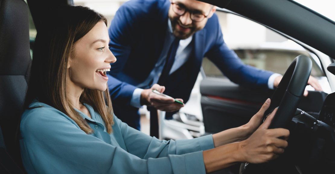 Moteris renkasi automobilį (Shutterstock nuotr.)