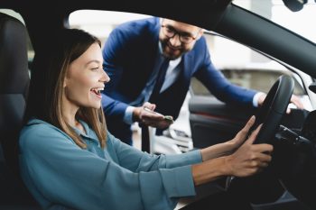 Moteris renkasi automobilį (Shutterstock nuotr.)