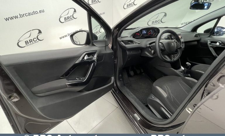 Peugeot 208 PureTech 1.2 VTi 2012 full