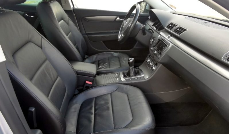 Volkswagen Passat full