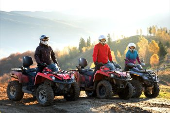 Keturračių vairuotojai su šalmais (Shutterstock nuotr.).jpg